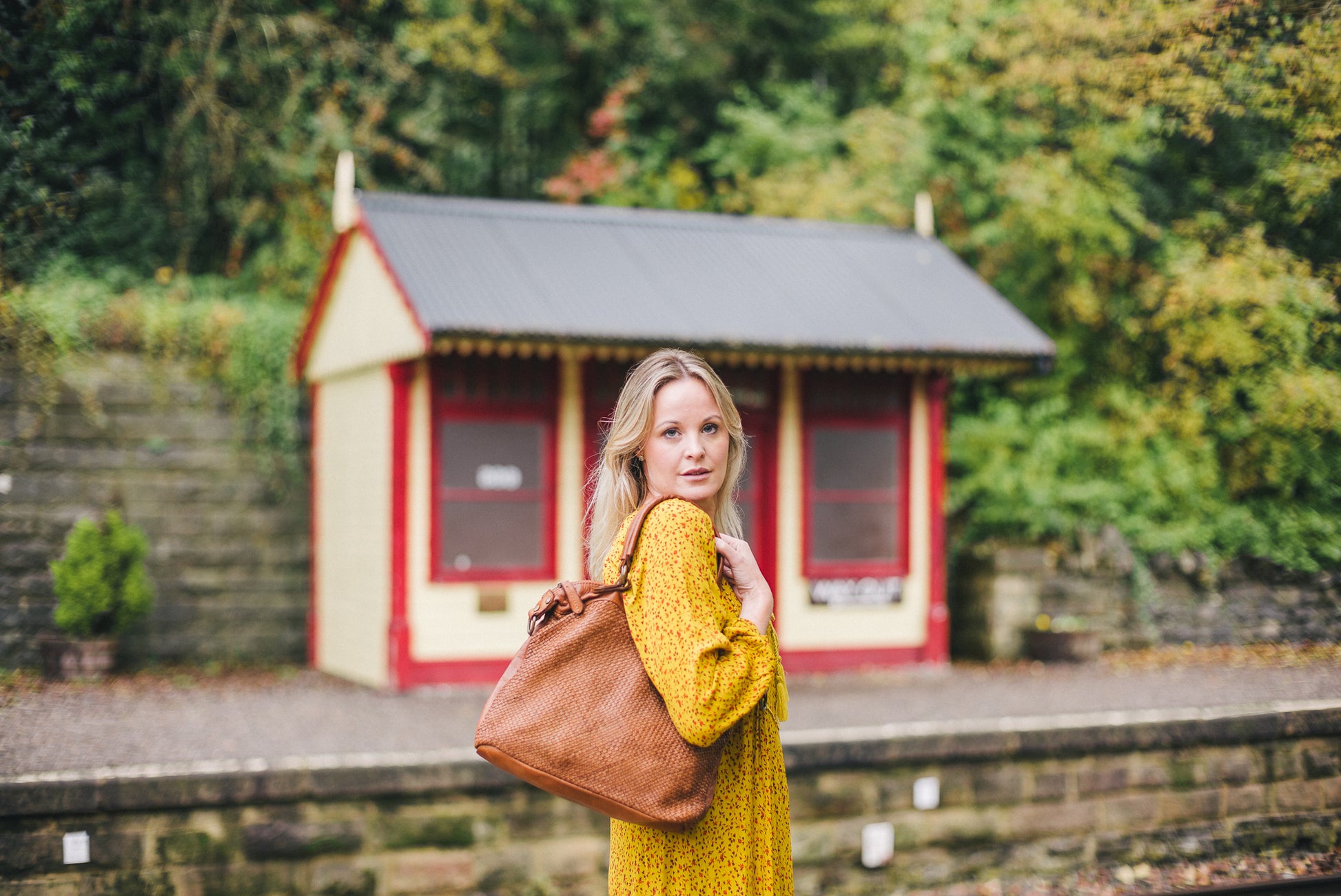 Classic Tan Real Italian Washed Leather Medium Weave Shoulder Bag - Amilu